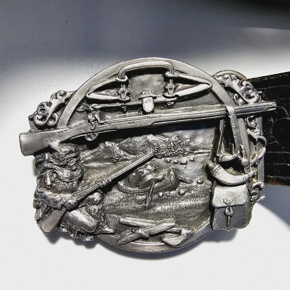 Justin Cowhide Belt with Siskiyou Pewter Vintage 1984 Fur Trapper Belt Buckle